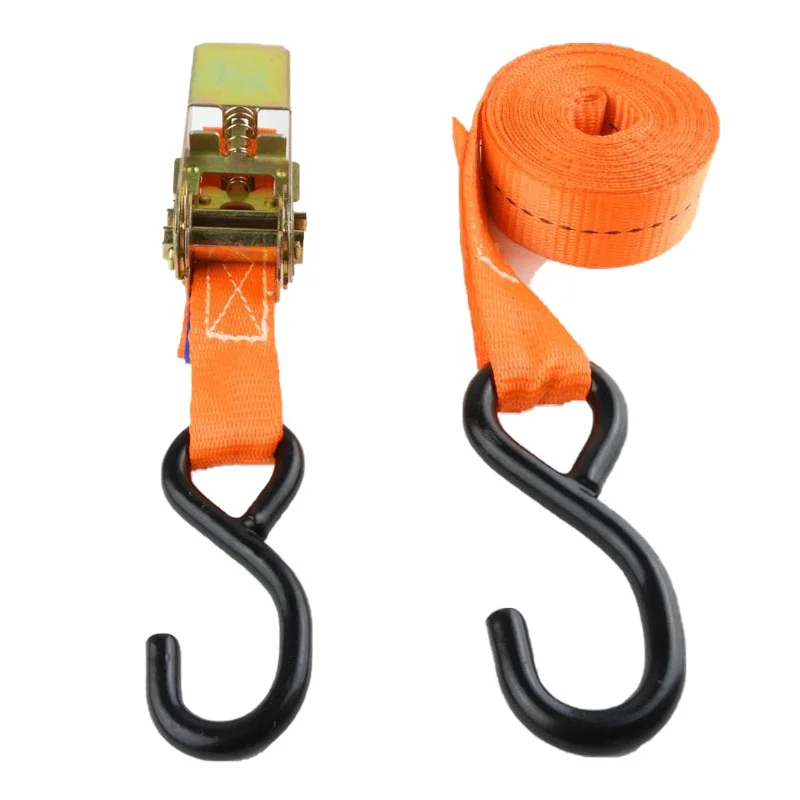 Profissional realizando a fixação da moto